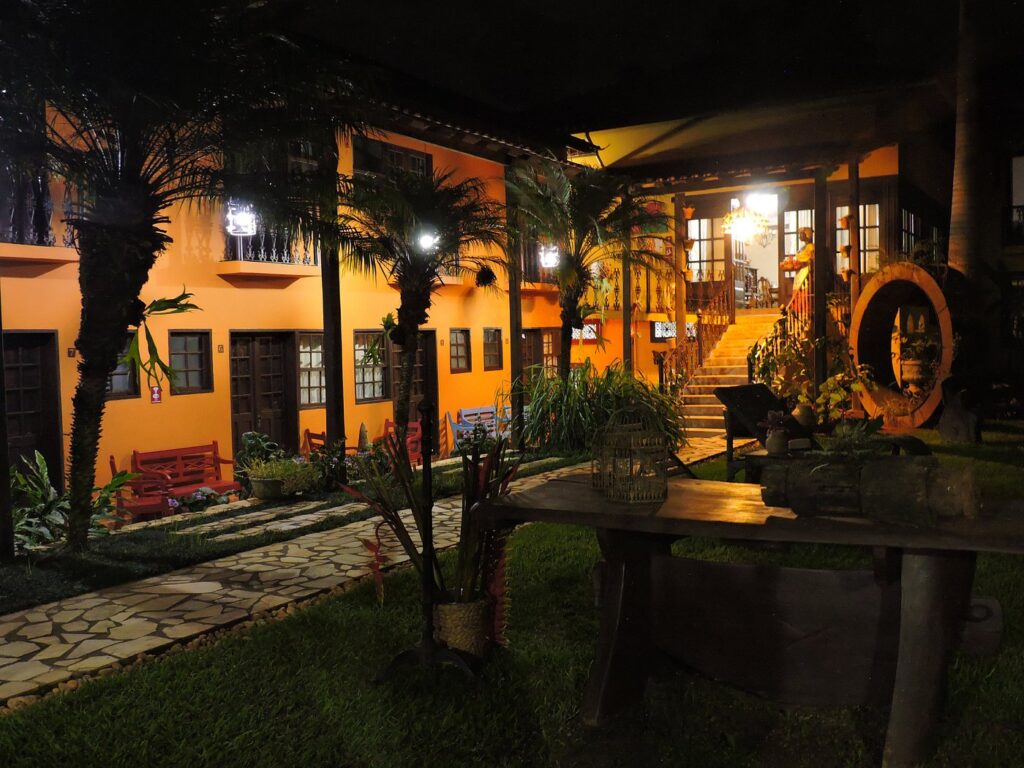 Pousada Maria Barbosa ao anoitecer